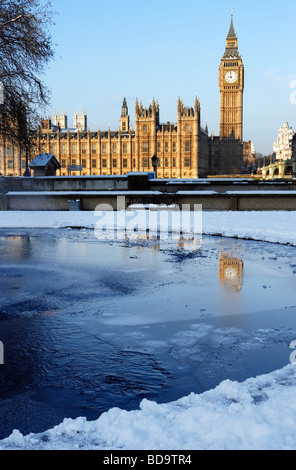 Neige au sol en face du Parlement et de Big Ben Londres Angleterre Banque D'Images