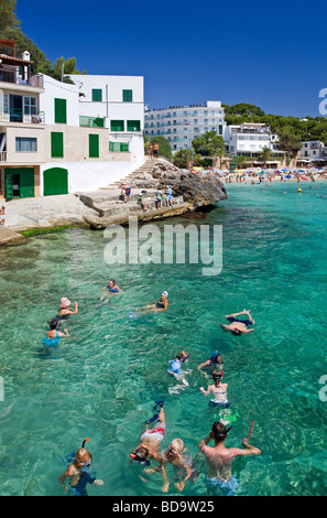 Les gens de la plongée avec tuba et la natation. Cala Santanyi. L'île de Majorque. Espagne Banque D'Images