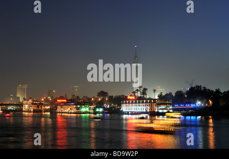 L'île de Gezira El Borg avec tour par nuit au bord de l'eau du Nil Le Caire Egypte Banque D'Images