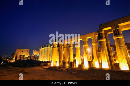 Colonnade processionnelle pylône et grand soleil à la Cour d'Amenhotep III du temple de Louxor en Égypte de nuit Banque D'Images