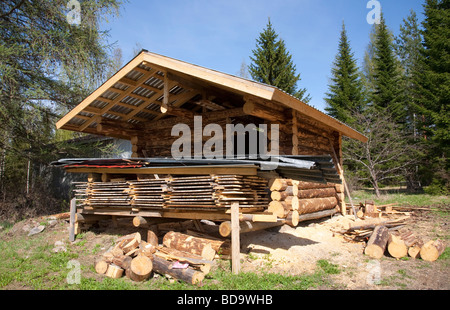 Cabane faite de bois écorcé en construction , Finlande Banque D'Images