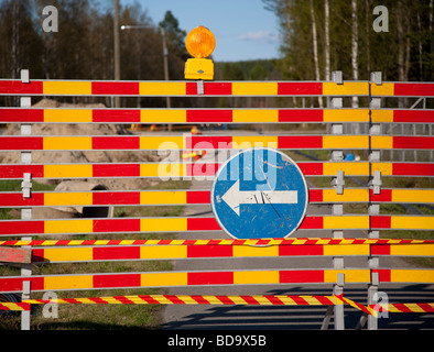 Route fermée, redirigeant la circulation avec le panneau de signalisation finlandais ( direction à suivre , gauche ) , Finlande Banque D'Images