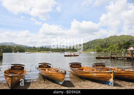 Location de barques sur la rive du lac Windermere Cumbria England Banque D'Images