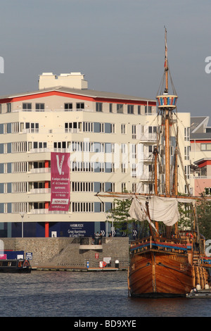 Le centre-ville de Bristol la réplique le navire Matthieu aux côtés des nouveaux développements télévision appartement côté port Banque D'Images