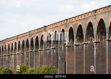 Le plus long viaduc ferroviaire de la Grande-Bretagne à Harringworth qui traverse la vallée de Welland entre Rutland & Northamptonshire Banque D'Images