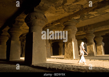 Entrée de l'une des grottes hindoues dans les grottes d'Ellora, complexe au nord de Aurangabad, Maharashtra, Inde Banque D'Images