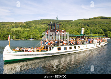 Bateau de Croisière excursion au bord du lac en tirant le lac Windermere Cumbria England Banque D'Images