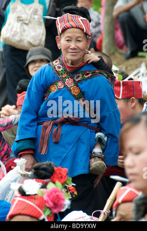 Portrait femme Miao en public au Festival Tambour Shidong Guizho Chine Banque D'Images
