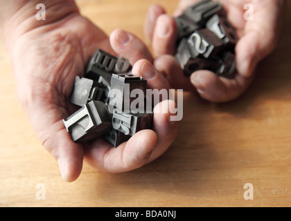 L'encre d'holding mains tachées de pièces type plomb Banque D'Images