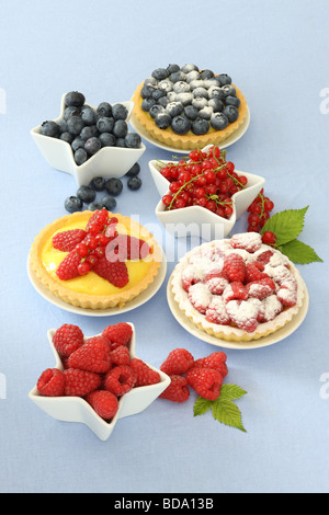 Tartelettes aux petits fruits et de baies fraîches Banque D'Images