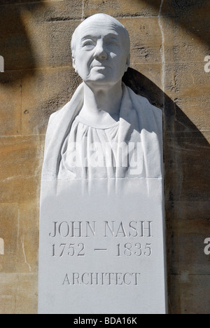 Statue de l'architecte John Nash en dehors de All Souls Church Langham Place l'Angleterre Banque D'Images