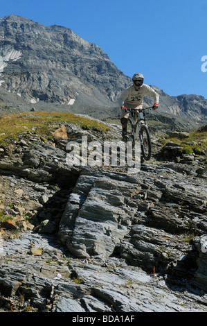 Une descente en vélo de montagne vers le bas des roches en altitude dans Les Arcs, France Banque D'Images