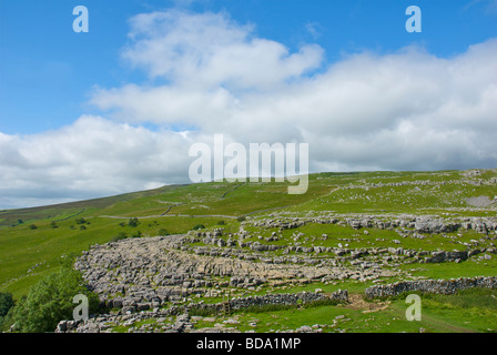 Le lapiez haut de Malham Cove, dans le Yorkshire Dales National Park, North Yorkshire, England UK Banque D'Images