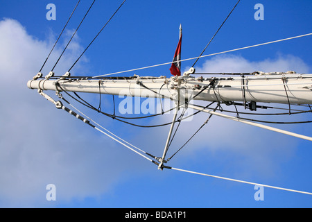 Beaupré d'un navire à voile contre le ciel bleu. Banque D'Images