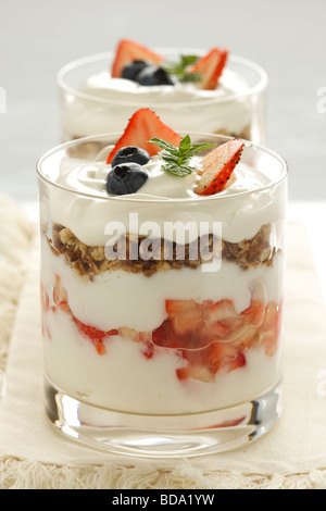 Parfait au yogourt aux fraises avec les céréales granola dans un verre Banque D'Images