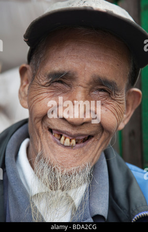 Vieil homme dans la province d'Ifugao Banaue le nord de Luzon aux Philippines Banque D'Images