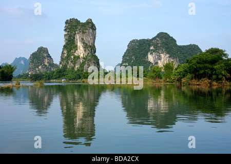 Collines calcaires se reflétant dans les eaux de la rivière Li-, Yangshuo, Guangxi, Chine région Banque D'Images