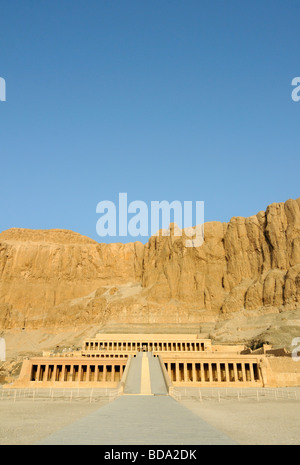 Temple funéraire de la reine Hatshepsout Conçu par Senemutat à Deir el Bahri, près de Louxor en Égypte Banque D'Images