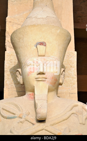 Détail de la Statue de la reine Hatshepsout Osirienne au temple funéraire à Deir el Bahri, près de Louxor en Égypte Banque D'Images