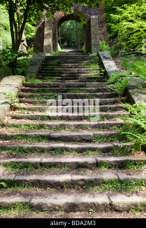 Étapes menant jusqu'à sept Arches dans Rivington, jardins en terrasses, Lancashire, UK Banque D'Images