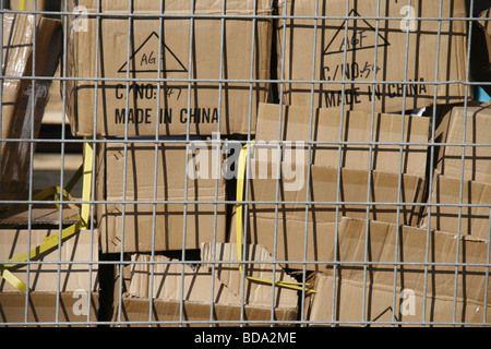 Pile de fabriqués en Chine sur les boîtes de carton dans la boutique Banque D'Images