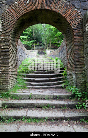 Étapes menant jusqu'à sept Arches dans Rivington, jardins en terrasses, Lancashire, UK Banque D'Images