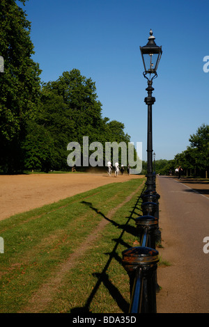 L'équitation sur Rotten Row, Hyde Park, London, UK Banque D'Images