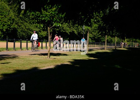 Les cyclistes à vélo sur Rotten Row, Hyde Park, London, UK Banque D'Images