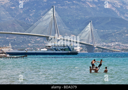 Le Rio Antirrio bridge près de Patras reliant le Péloponnèse à la Grèce continentale à travers le golfe de Corinthe Banque D'Images