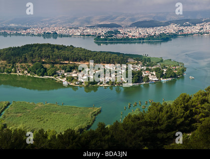 À l'ensemble de l'île sur le lac de Nissi Pamvotidha avec la ville de Ioannina dans le contexte de l'Épire du Nord de la Grèce Banque D'Images