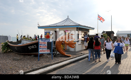 En plastique géant à l'extérieur de crevettes crustacés kiosque sur le front de mer de Brighton Beach UK Vente de coques moules bigorneaux anguilles en gelée etc. Banque D'Images