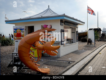 En plastique géant à l'extérieur de crevettes crustacés kiosque sur le front de mer de Brighton Beach UK Banque D'Images