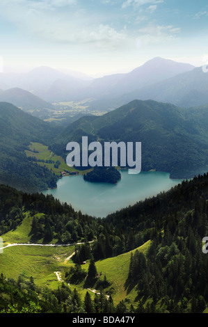 Dans les Alpes avec vue sur le lac Banque D'Images