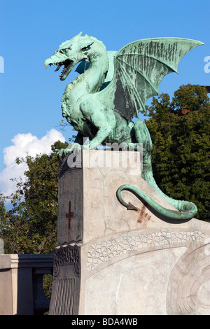 L'un des dragons de bronze du Dragon Bridge (Zmajski most) de Ljubljana, Slovénie. Banque D'Images