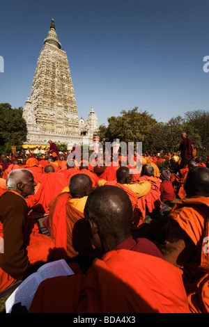 Moines priant devant un temple, Temple de la Mahabodhi, Bodhgaya, Gaya, Bihar, Inde Banque D'Images