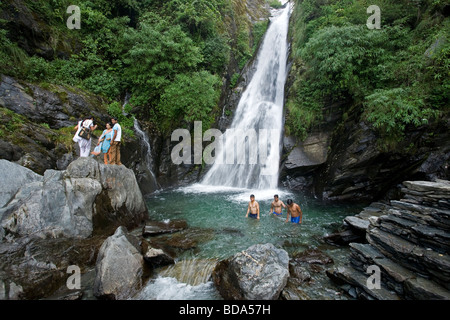 Les gens nager à Bhagsu Nag cascade. Près de McLeod Ganj. Dharamsala. L'Inde Banque D'Images