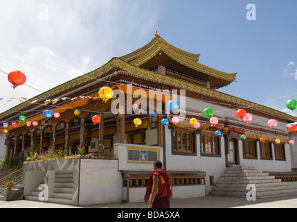 Moine en face d'un monastère, Chokhang Vihara, Leh, Ladakh, Inde Banque D'Images