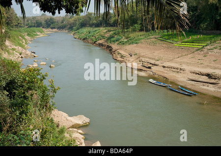 La rivière Nam Khan au Laos sans littoral s'appuie sur les rivières pour son écosystème d'eau douce qui fournit de l'eau alimentaire alimentation Banque D'Images