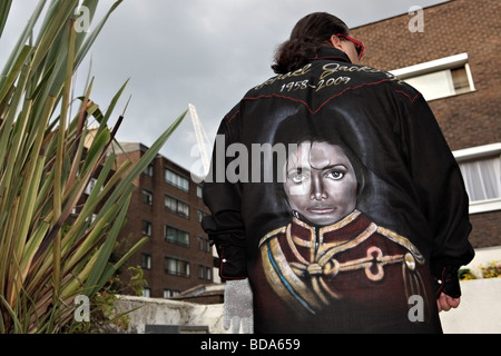 Michael Jackson's fan avec chemise noire sur mesure à Londres West End. Banque D'Images