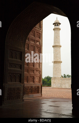 Minaret pour le Mausolée du Taj Mahal vu à travers un passage voûté dans le répondre, dans le Taj Mahal complexe. L'Agra. L'Inde. Banque D'Images