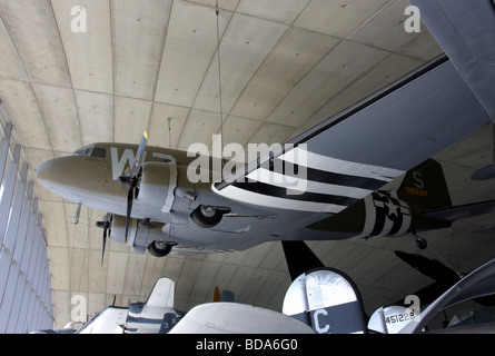 Un douglas c-47 dakota-un avion de transport,en ce moment sur l'exposition permanente au musée de l'air américaine iwm,ANGLETERRE,duxford Banque D'Images