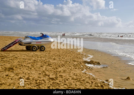 Pour l'équipement de surveillance de baignade. Un jet ski, placé sur la plage, prêts à intervenir. Banque D'Images