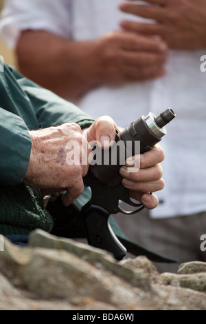 Ancien maréchal de l'officiel de tir pistolet pistolet de chargement pour démarrer boat race regatta marron alarme signalisation fort vierge 97383 Petit Havre Banque D'Images