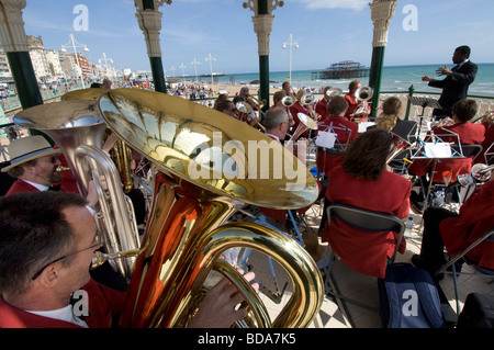 Un chef d'orchestre dirige l'argent dans une bande de Patcham open air concert le front de kiosque à Brighton Banque D'Images