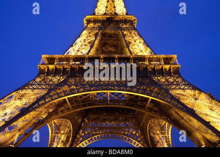 Tour Eiffel la nuit, Paris France Banque D'Images