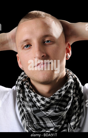 Portrait de hip hop man with hands behind head Banque D'Images