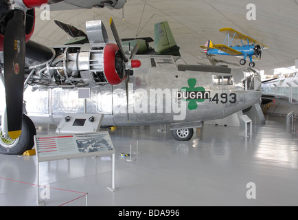 Exposé dans le caverneux American Air Museum Duxford, en Angleterre, se trouve ce bel exemple de la bombe Consolidated B-24 Liberator Banque D'Images