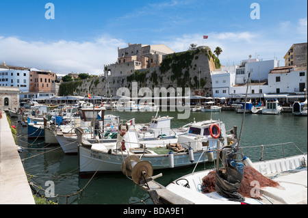 Bateaux de pêche traditionnelle dans le port de la vieille ville de Ciutadella (Menorca), Minorque, Iles Baléares, Espagne Banque D'Images