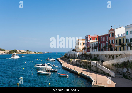 Maisons traditionnelles sur le front de mer à Es Castell, près de Mahon, Minorque, Iles Baléares, Espagne Banque D'Images