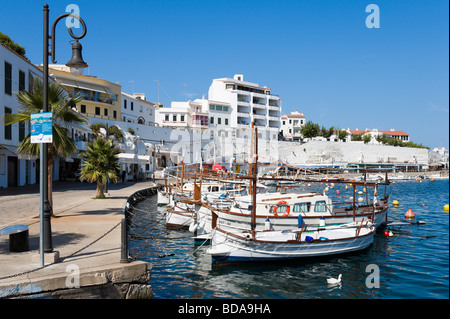 Les bateaux de pêche traditionnels à Moll de cales Fonts harbour, Es Castell, près de Mahon, Minorque, Iles Baléares, Espagne Banque D'Images